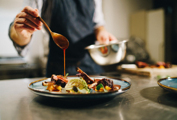 Manger responsable au restaurant avec ses Titres Resto
